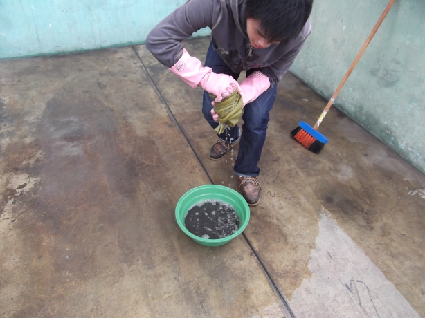 Peru Volunteer Jason Mar Cleaning